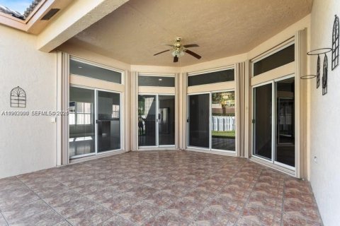 Villa ou maison à louer à Weston, Floride: 3 chambres, 197.42 m2 № 2025754 - photo 12
