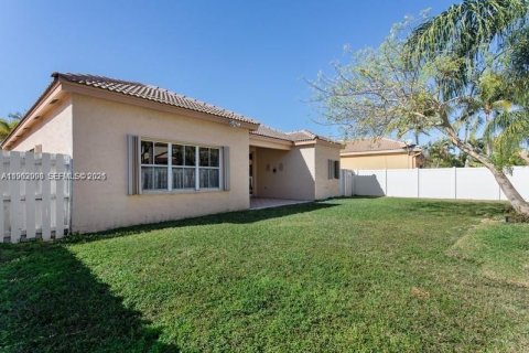Villa ou maison à louer à Weston, Floride: 3 chambres, 197.42 m2 № 2025754 - photo 13