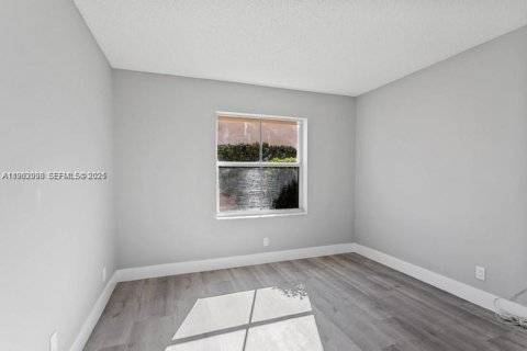 Villa ou maison à louer à Weston, Floride: 3 chambres, 197.42 m2 № 2025754 - photo 9