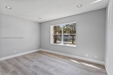 Villa ou maison à louer à Weston, Floride: 3 chambres, 197.42 m2 № 2025754 - photo 10