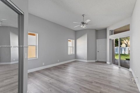 Villa ou maison à louer à Weston, Floride: 3 chambres, 197.42 m2 № 2025754 - photo 6