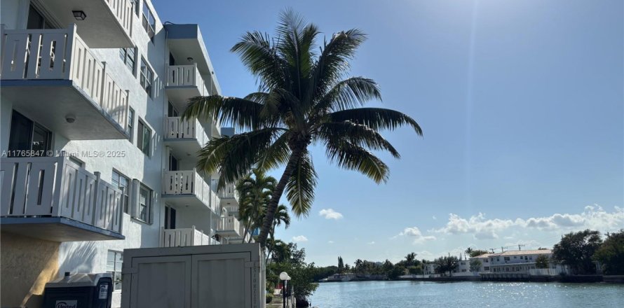 Condominio en Miami Beach, Florida, 1 dormitorio № 1692476