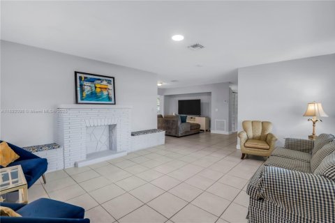 House in Oakland Park, Florida 4 bedrooms, 161.56 sq.m. № 1945126 - photo 4