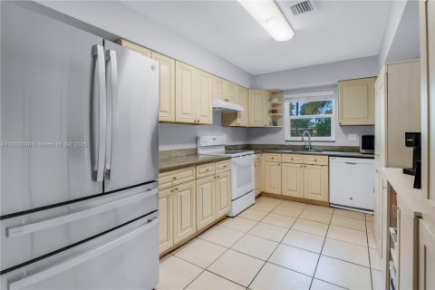 House in Oakland Park, Florida 4 bedrooms, 161.56 sq.m. № 1945126 - photo 10