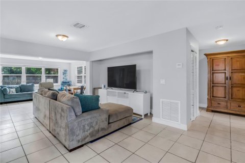 House in Oakland Park, Florida 4 bedrooms, 161.56 sq.m. № 1945126 - photo 7