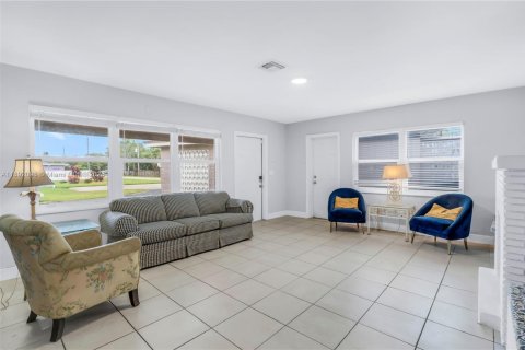 House in Oakland Park, Florida 4 bedrooms, 161.56 sq.m. № 1945126 - photo 6