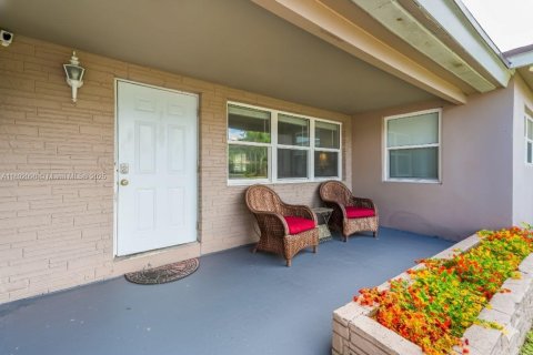 House in Oakland Park, Florida 4 bedrooms, 161.56 sq.m. № 1945126 - photo 3