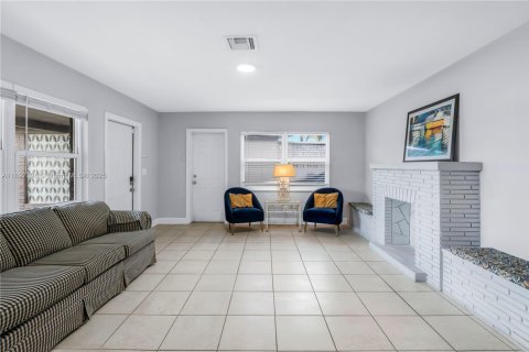 House in Oakland Park, Florida 4 bedrooms, 161.56 sq.m. № 1945126 - photo 5