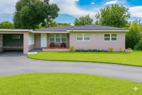 House in Oakland Park, Florida 4 bedrooms, 161.56 sq.m. № 1945126 - photo 1