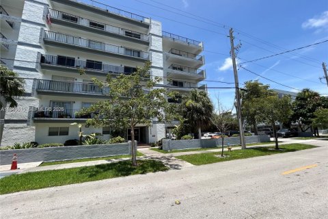 Condo in North Miami Beach, Florida, 1 bedroom  № 2002354 - photo 2