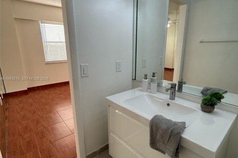 Condo in North Miami Beach, Florida, 1 bedroom  № 2002354 - photo 24