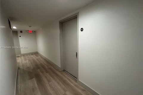 Condo in North Miami Beach, Florida, 1 bedroom  № 2002354 - photo 10