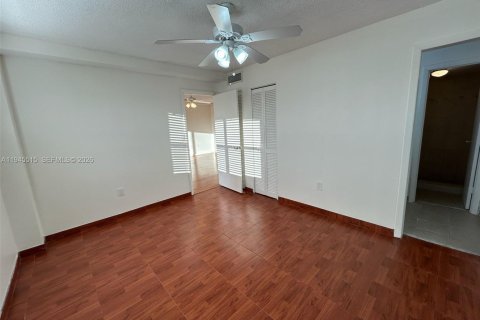 Condo in North Miami Beach, Florida, 1 bedroom  № 2002354 - photo 19