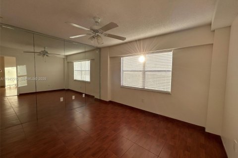 Condo in North Miami Beach, Florida, 1 bedroom  № 2002354 - photo 17