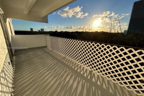 Condo in North Miami Beach, Florida, 1 bedroom  № 2002354 - photo 28