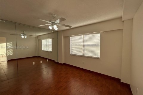 Condo in North Miami Beach, Florida, 1 bedroom  № 2002354 - photo 18