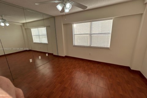 Condo in North Miami Beach, Florida, 1 bedroom  № 2002354 - photo 26