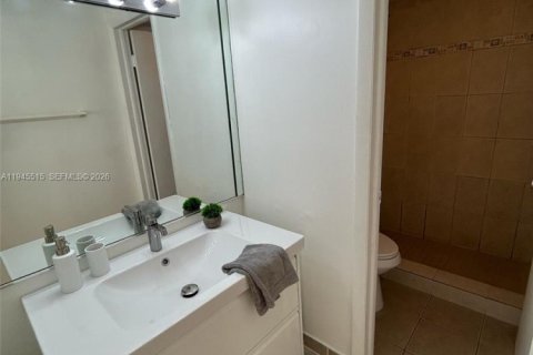 Condo in North Miami Beach, Florida, 1 bedroom  № 2002354 - photo 22