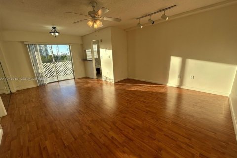 Condo in North Miami Beach, Florida, 1 bedroom  № 2002354 - photo 13