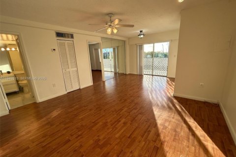 Condo in North Miami Beach, Florida, 1 bedroom  № 2002354 - photo 12