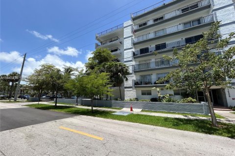 Condo in North Miami Beach, Florida, 1 bedroom  № 2002354 - photo 3