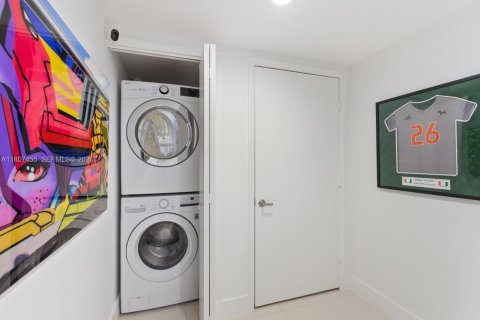 Condo in Miami, Florida, 2 bedrooms № 2194046 - photo 18