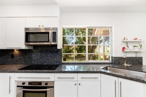 House in Weston, Florida 3 bedrooms, 190.17 sq.m. № 2260057 - photo 18