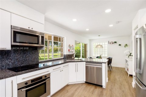House in Weston, Florida 3 bedrooms, 190.17 sq.m. № 2260057 - photo 15