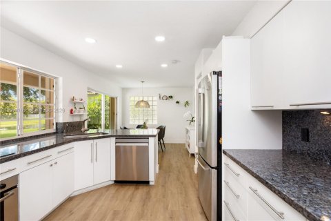 House in Weston, Florida 3 bedrooms, 190.17 sq.m. № 2260057 - photo 14
