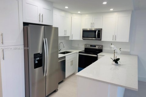 Condominio en venta en Deerfield Beach, Florida, 1 dormitorio, 66.8 m2 № 2002087 - foto 2