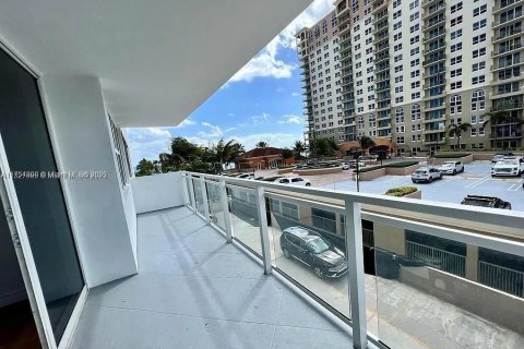 Condo in Hallandale Beach, Florida, 1 bedroom  № 1959508 - photo 15