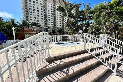 Condo in Hallandale Beach, Florida, 1 bedroom  № 1959508 - photo 18