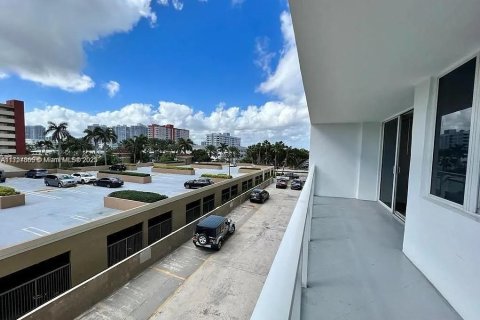 Condo in Hallandale Beach, Florida, 1 bedroom  № 1959508 - photo 14