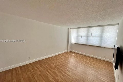 Condo in Hallandale Beach, Florida, 1 bedroom  № 1959508 - photo 4