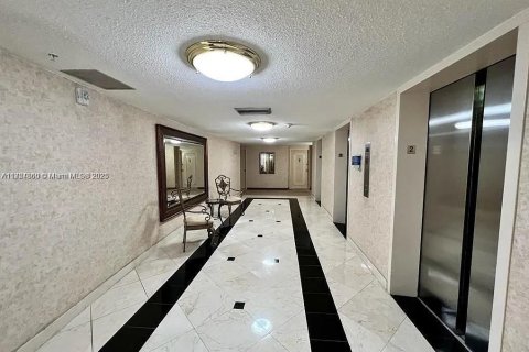 Condo in Hallandale Beach, Florida, 1 bedroom  № 1959508 - photo 23