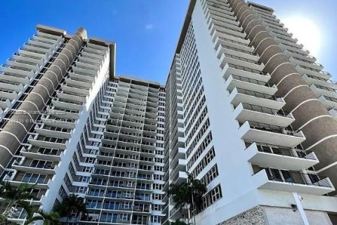 Condo in Hallandale Beach, Florida, 1 bedroom  № 1959508 - photo 16