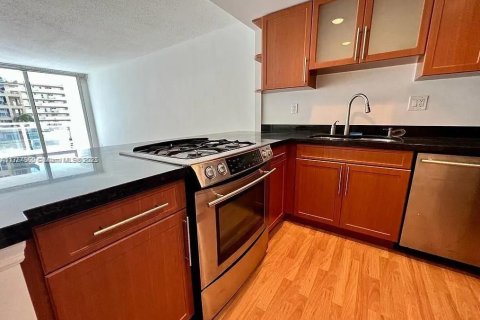 Condo in Hallandale Beach, Florida, 1 bedroom  № 1959508 - photo 12