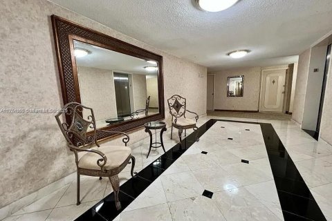 Condo in Hallandale Beach, Florida, 1 bedroom  № 1959508 - photo 22
