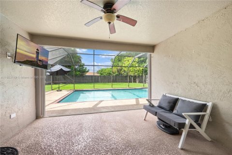 House in Sunrise, Florida 4 bedrooms, 175.12 sq.m. № 1875011 - photo 20