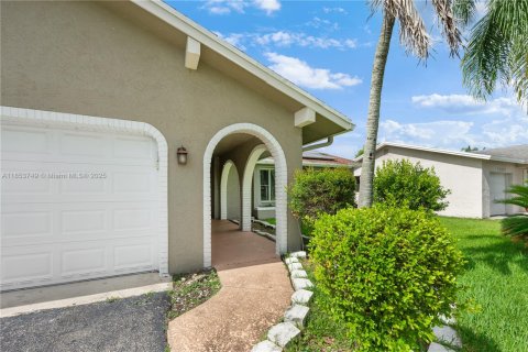 House in Sunrise, Florida 4 bedrooms, 175.12 sq.m. № 1875011 - photo 3