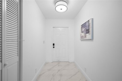 House in Sunrise, Florida 4 bedrooms, 175.12 sq.m. № 1875011 - photo 5
