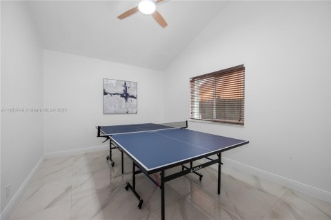 House in Sunrise, Florida 4 bedrooms, 175.12 sq.m. № 1875011 - photo 15