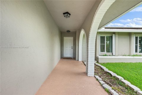 House in Sunrise, Florida 4 bedrooms, 175.12 sq.m. № 1875011 - photo 4