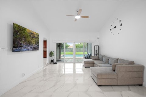 House in Sunrise, Florida 4 bedrooms, 175.12 sq.m. № 1875011 - photo 6
