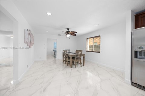 House in Sunrise, Florida 4 bedrooms, 175.12 sq.m. № 1875011 - photo 14