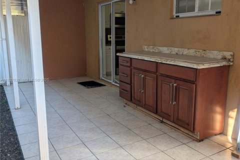 House in Hialeah, Florida 3 bedrooms, 117.99 sq.m. № 1985957 - photo 13