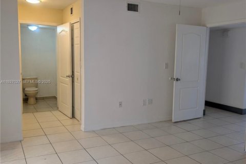 House in Hialeah, Florida 3 bedrooms, 117.99 sq.m. № 1985957 - photo 6