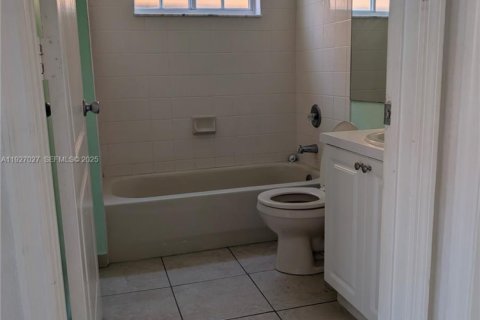 House in Hialeah, Florida 3 bedrooms, 117.99 sq.m. № 1985957 - photo 11