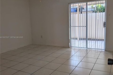 House in Hialeah, Florida 3 bedrooms, 117.99 sq.m. № 1985957 - photo 4