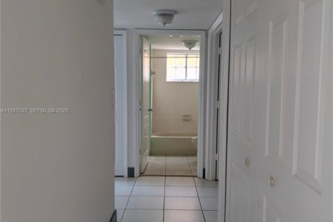 House in Hialeah, Florida 3 bedrooms, 117.99 sq.m. № 1985957 - photo 10